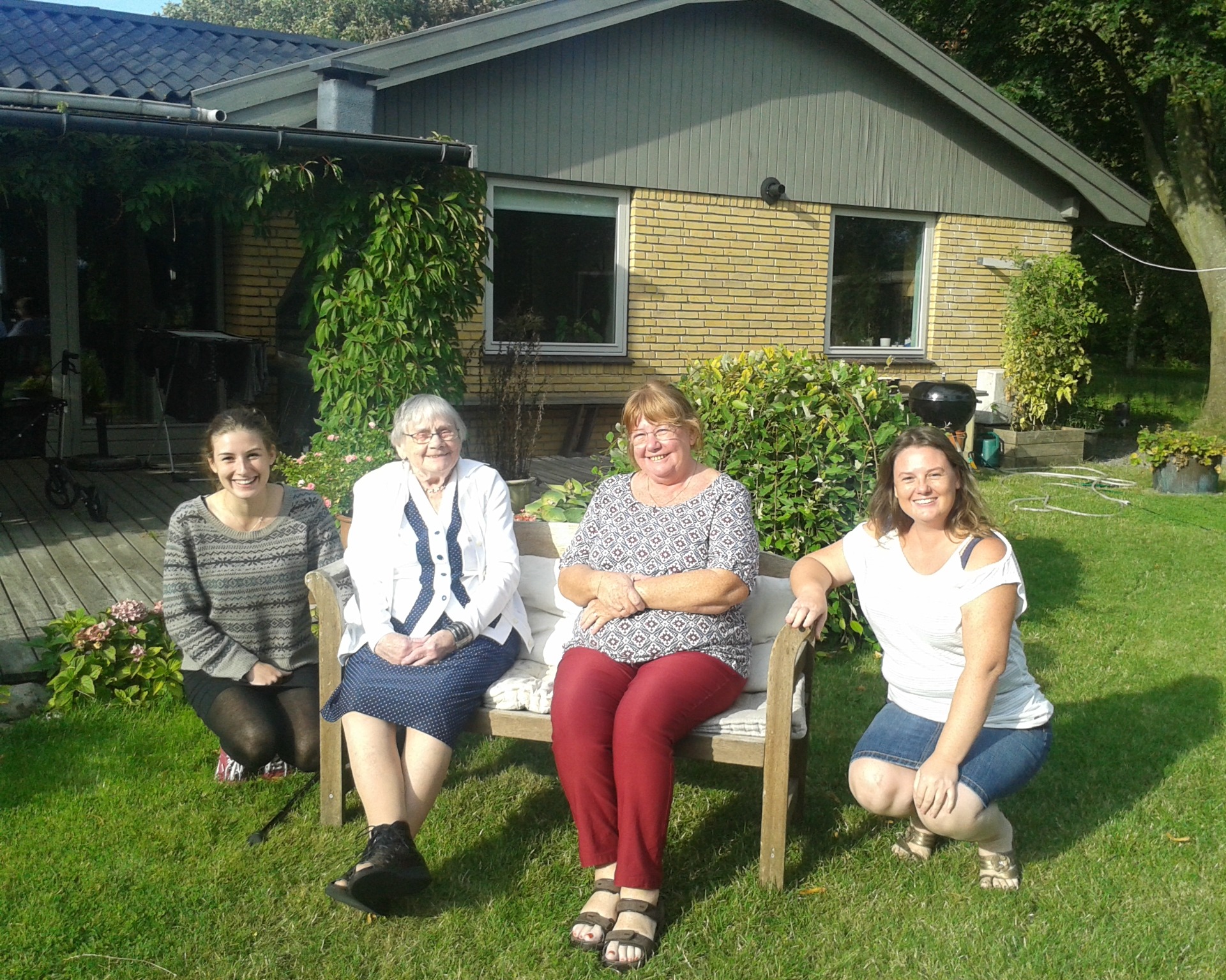 Foto af 4 generationer fra Venstre mit barnebarn, min mor, mig selv og min datter. Billedet er privat